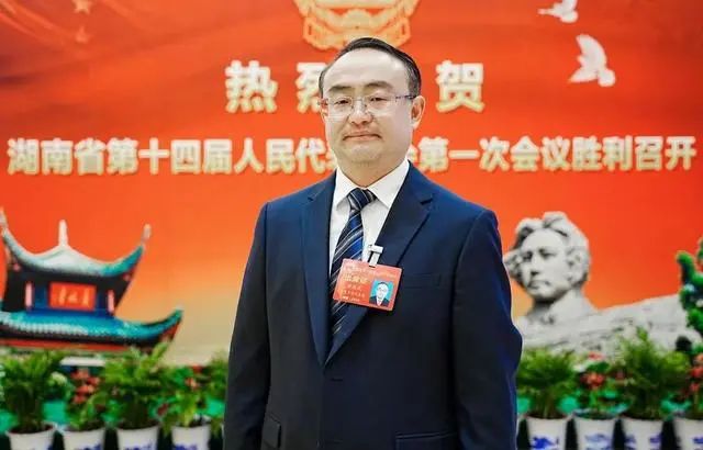 張家界市桑植縣委副書記、縣長梁高武：“喊”回10萬老鄉，和大家一塊過年